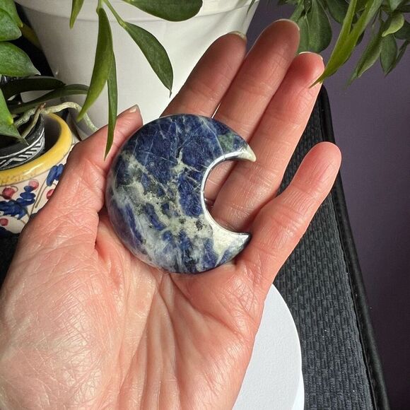 Sodalite Crystal Moon Carving‎ (#6) - Picture 2 of 10
